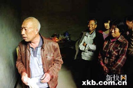 赵作海在姐姐家里,听了大家的意见,很是纠结。