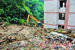 泥石流夹杂石块、树枝冲进宿舍楼，堆积了半层楼高。记者骆昌威摄
