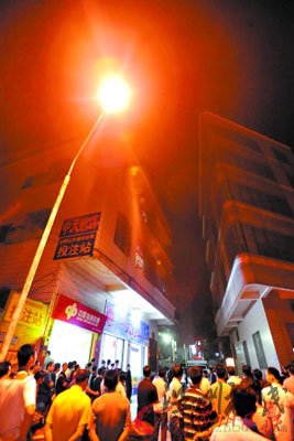男子砍完人后，走上3楼跳楼自杀。