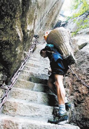 10年里，他背过饮料、蔬菜，也背过面粉、煤气罐，往返华山3000余个来回。