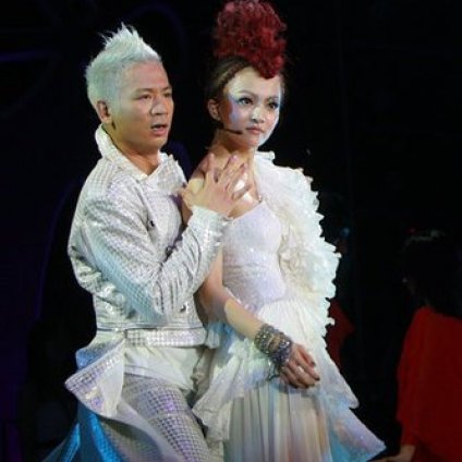 张韶涵上?；隹?痛哭失声跪地献唱