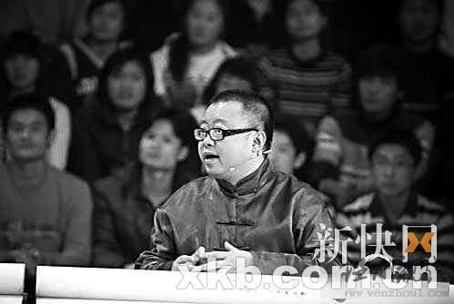 “被征婚女”人红坐上评委席。