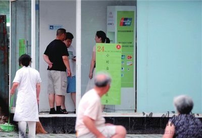 6月19日傍晚，不明情况的路人仍在使用“ATM机”，便衣警察上前劝说。