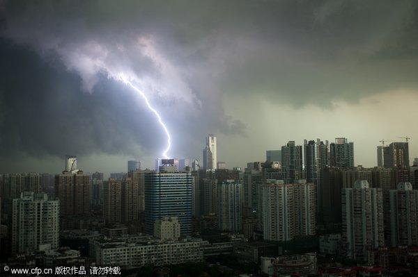 2010年6月21日16时许,广州乌云密布,惊雷闪电划破天空。摄影： 贾朔/CFP