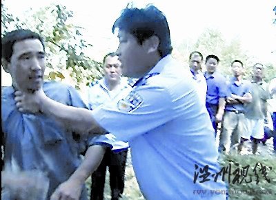 一村民欲阻止拆迁，被一个身穿监察大队制服的工作人员掐住脖子，野蛮推开