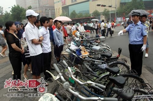 民警批评教育闯红灯者。