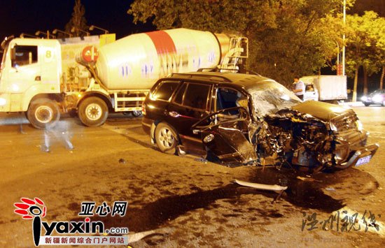 图为事故现场，北京现代 越野车经撞击后，弹出几米远，交警正在事故现场勘验。