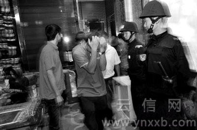 涉嫌找“小姐”的顾客捂着脸走出会所，生怕别人认出自己