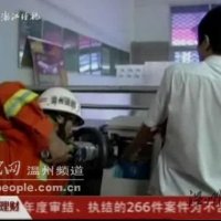 温州市瓯海区邮政储蓄所工作人员手被人民币卡住