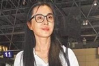 王祖贤素颜现身机场 47岁仍旧平易近人
