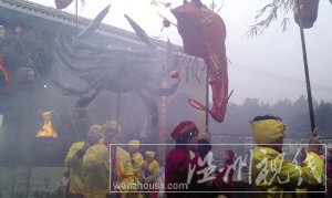 洞头县北岙镇大王殿村的村民，在为“迎火鼎”巡游做彩排。陈蜜 摄