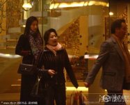 刘亦菲《倩女幽魂》上映前和妈妈、教父一起出去吃