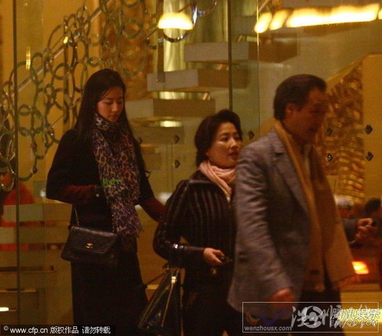 刘亦菲和妈妈、教父一起