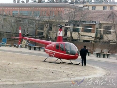 山东直升机接人，山东男子驾直升机空降校园接走女生