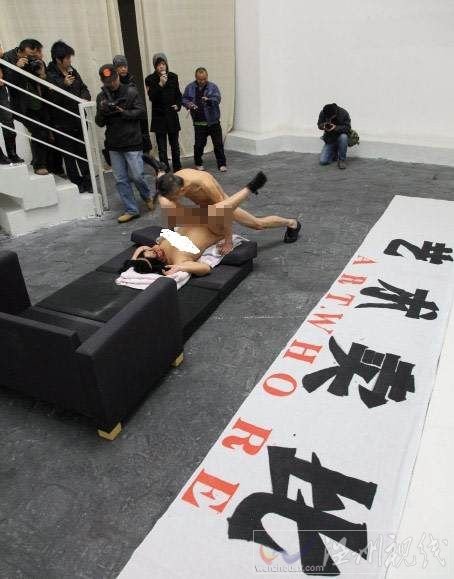 3月20日，成力正在进行行为艺术表演，表演之后他和搭档就被警方带走了。