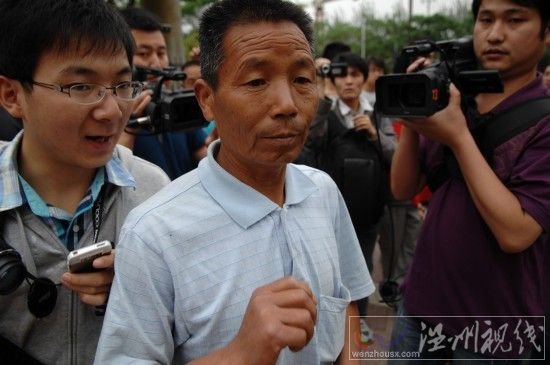 5月20日，药家鑫案中受害人张妙的父亲出席二审?！⌒禄缂钦?李一博 摄