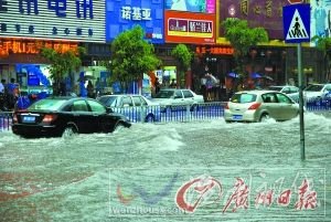 河源市区多条街道遭遇“水浸街”。