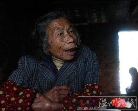 回小村的陈习娥老人告诉记者，她的孙女3个月时被抢走，至今下落不明。 记者 李漠 摄