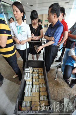 银行说，8个人同时存零钞耽误了其他顾客