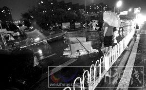 昨日，苹果园南路两人被冲入井内。事发后，现场已拉上警戒线。本报记者 王贵彬 摄