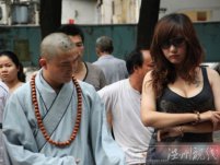 和尚美女道士齐上阵 “最?！逼砀Ｍ畔殖『蜕醒劬Χ? class=