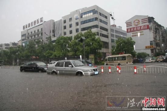 6月28日下午，长沙遭遇暴雨袭击，城区部分地段由于积水较深，导致交通受阻。在积水较为严重的长沙市八一桥段，部分车辆已经抛锚，被浸水中。图为轿车停在路中不敢前行。傅煜 摄