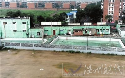 该游泳池内有两个池子，左边给儿童玩耍，右边为出事游泳池。