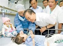 温家宝来温视察事故现场看望伤员慰问死者家属