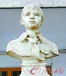 英雄少年赖宁雕像无处安放 赖宁精神还要不要学习？