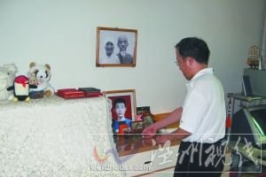 8月3日，药庆卫在儿子药家鑫的屋里，桌上放着药家鑫的照片以及他最喜欢的滨崎步唱片。本报记者