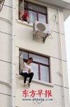 女大学生欲跳楼 上海围观群众起哄喊“快跳”幸好有