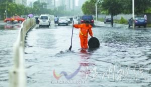 捞 西二旗北路，工作人员在疏通下水道。本报记者 浦峰 摄