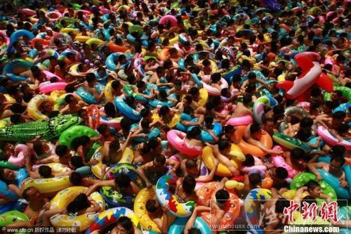 2011年8月14日，数万游客在位于四川省遂宁市大英县的中国死海室内漂浮池内冲浪，乐享酷暑水中的清凉。入夏以来，中国死海迎来了近百万游客前来亲水消暑度夏。钟敏 摄 CFP视觉中国
