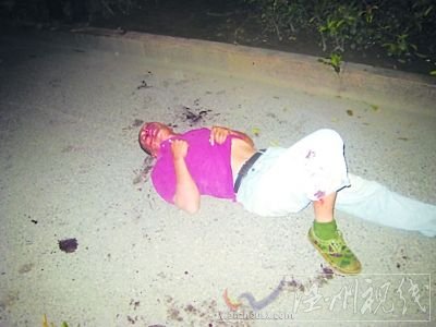六旬老人被打倒在现场。
