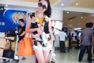 微博再现炫富女 贵州副县长女儿尤异希左手提LV右手