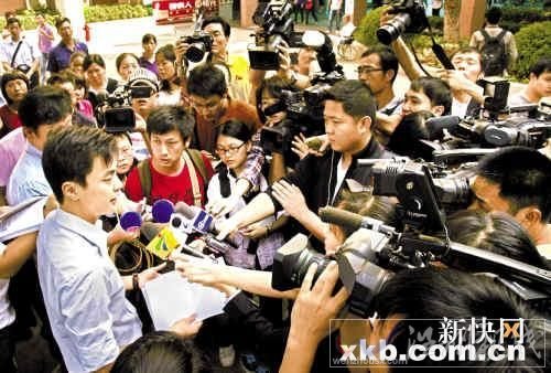 图为小悦悦父母的代理律师接受记者采访。