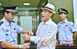 10月15日上午，邓建国在白云机场被办案人员拘留