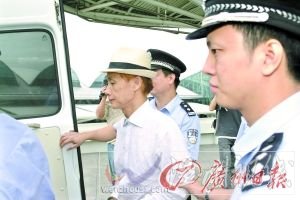 戴上了手铐的邓建国被送到广州市拘留所。