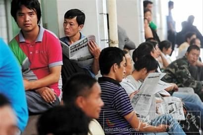 在温州的求职中介所内，不少人淡定地等待雇主上门招。