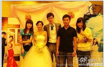 肖艳琴结婚合影：左二为肖艳琴，左三为丈夫姜宏，右一为小三