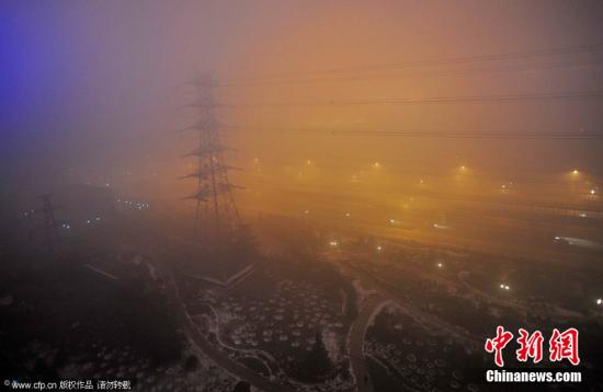 刚告别初雪，京城陷入“雾区”。2011年12月4日晚，北京阜石路石景山区杨庄段，被大雾笼罩。李文明 摄 CFP视觉中国