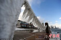 山东省烟台市旅游大世界广场的防护栏上挂满海水冰