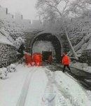 杭州临安昌化降雪导致公路雪阻、塌方 造成经济损失