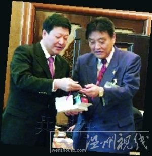 2月20日，名古屋市长河村隆之（右）与到访的中共南京市委常委刘志伟等人举行会谈，称自己认为南京大屠杀事件并不存在?；岷笏浇换焕裎?。