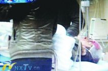两名工人从27楼坠下生还 多亏12道防护网27楼坠下才得