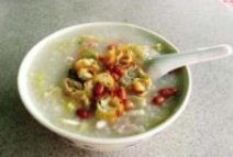 广东特色小吃广州艇仔粥 以鱼片、炸花生等多种配料