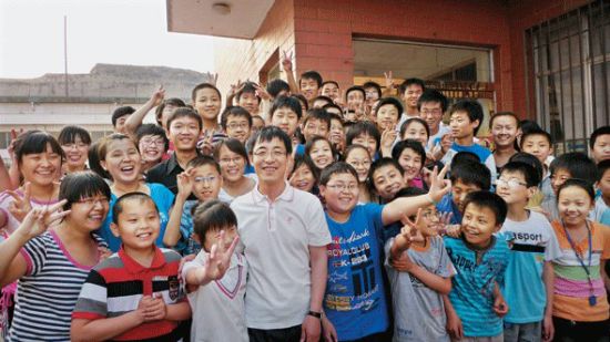 2010年6月，邢利斌与联盛中学的学生们。
