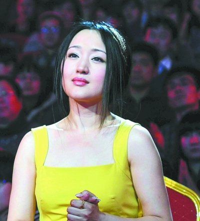 杨钰莹录制《歌声传奇》。