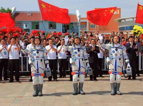 6月16日，神舟九号航天员出征仪式在酒泉卫星发射中心航天员公寓问天阁举行。新华社记者 李刚 摄