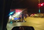城管脚踩商贩官方回应失足 网友称小摊贩的尊严不该